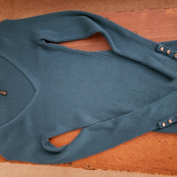 Detailed sleeve Sweater - Picture 2 of 4